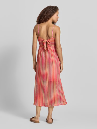 Kobiece model prezentuje Tailliertes Freizeitkleid in Strick-Optik Modell 'SANDY' od Only, wielokolorowa imitacja dzianiny, taliowany krój, długość maxi, dekolt w łódkę, cienkie regulowane ramiączka, fakturowany wzór, wykończenie z dzianiny, widok całej sylwetki od tyłu.