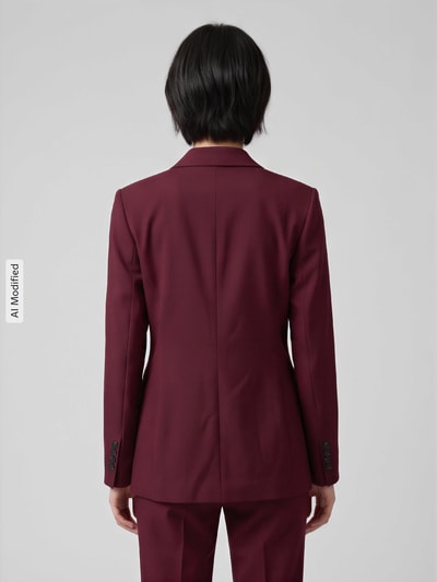 Frauenmodel trägt Regular Fit Longblazer aus Viskose-Mix Modell 'RITA' von Selected in Dunkelrot, glatte Struktur, Ganzkörperansicht Rückansicht, KI-modifiziertes Bild.