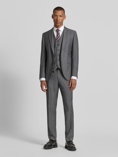 Männermodel trägt Regular Fit Weste aus reiner Schurwolle Modell 'Carlton' von CG - Club of Gents in Grau, Ganzkörperansicht von vorne. Herren Weste mit V-Ausschnitt, durchgängiger Knopfleiste, Rückenlänge 60 cm bei Größe 50.