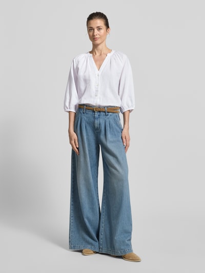 Kobiece modelka nosi bluzkę koszulową Relaxed Fit Hemdbluse Leinen-Baumwoll-Mix model 'ALBERTA' od Selected Femme, wzór w paski, efekt: jednolity kolor, dekolt w serek, listwa guzikowa, rękaw o dł. 3/4, raglanowe rękawy, zakończenie rękawów elastyczne, wykończenie zaokrąglone, mieszanka lnu i bawełny, wielokolorowa, widok całej sylwetki z przodu.