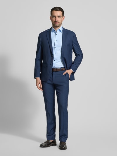 Męski model nosi Regular Fit Business-Hemd in unifarbenem Design mit Kentkragen od OLYMP, bawełna, krój regular fit, model 'New Kent', jednokolorowy, kołnierzyk typu kent, długość tyłu w rozmiarze 40: 71 cm, szerokość w rozmiarze 40: 44 cm, długość rękawów w rozmiarze 40: 66 cm, całkowity widok z przodu.