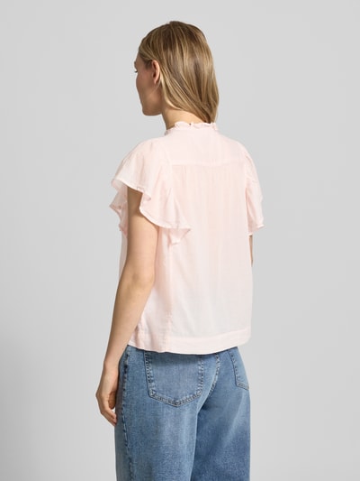Frauenmodel trägt Regular Fit Bluse mit Rüschenbesatz Modell 'Vinsa' von Neo Noir aus Reine Baumwolle, Rückansicht Ganzkörperansicht.