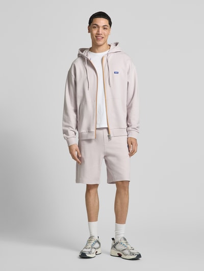 Männermodel trägt Relaxed Fit Sweatjacke aus reiner Baumwolle Modell 'Nadarasi' von HUGO in Optik: Unifarben, Sweat, Ganzkörperansicht von vorne.