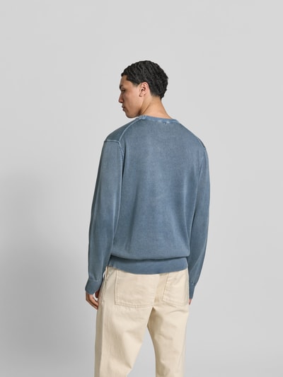 Männermodel trägt Relaxed Fit Pullover in Strick-Optik von ANNARR in Blau, Reine Baumwolle, elastische Abschlüsse, Rückenlänge 70 cm, Ganzkörperansicht Rückansicht.