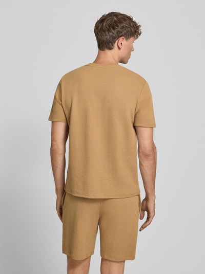 Männermodel trägt Regular Fit T-Shirt aus Baumwoll-Mix von BOSS, Optik: Unifarben, Passform: Regular-Fit, Struktur, Ganzkörperansicht Rückansicht