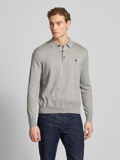 Männermodel trägt Regular Fit Poloshirt aus reiner Baumwolle von Polo Ralph Lauren, grau, unifarben, Feinstrick, Ganzkörperansicht von vorne.
