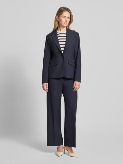 Modelka kobieca nosi Regular Fit Blazer mit Viskose-Anteil od s.Oliver BLACK LABEL, efekt: jednolity kolor, krój regular fit, kołnierz z połami, rozcięcie, zapięcie na 1 guzik, długi rękaw, kieszenie z patką, widok całej sylwetki z przodu.