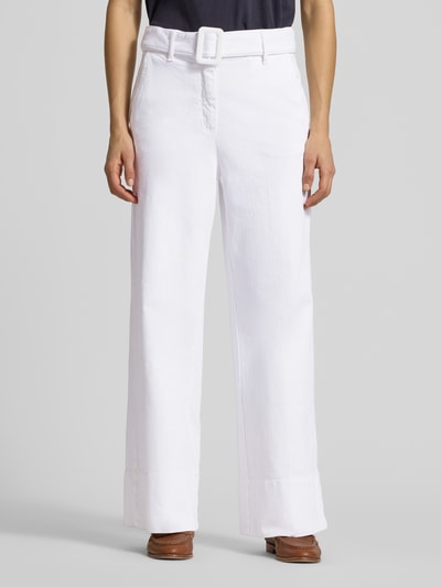 Vrouwenmodel draagt Jeans met Stoffen riem van Marella in wit, mix van katoen en elastaan, recht model, steek- en achterzakken, binnenbeenlengte 72 cm, bandwijdte 36 cm, recht van voren gefotografeerd.