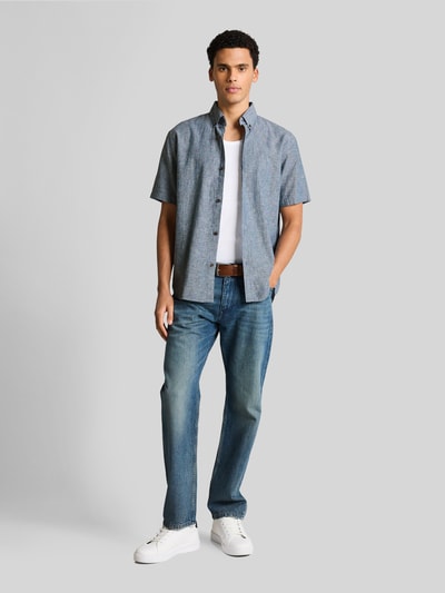 Männermodel trägt Relaxed Fit Freizeithemd aus Leinen-Baumwoll-Mix von Tom Tailor Denim, unifarben, Kurzarm, Ganzkörperansicht von vorne.