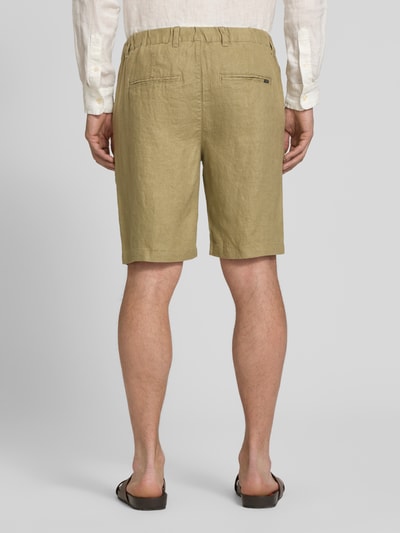 Männermodel trägt Leinen Shorts mit Eingrifftaschen Modell 'PANDRUP' von Casual Friday in Beige, lockere Passform, Ganzkörperansicht Rückansicht.
