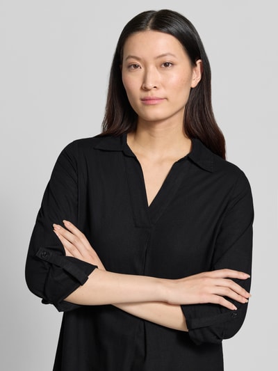 Frauenmodel trägt Figurumschmeichelndes Freizeitkleid aus Leinen-Viskose-Mix von s.Oliver RED LABEL, Optik: Unifarben, V-Ausschnitt, Ärmel: Langarm mit Turn-up-Option, Materialverarbeitung: Flammgarn, Nahaufnahme Oberkörper.