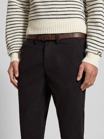 Männermodel trägt Slim Fit Stoffhose mit abnehmbarem Gürtel Modell 'Marco' von JACK & JONES im Baumwoll-Mix, Nahaufnahme Oberkörper. Gesäßtaschen, Eingrifftaschen, Bundweite 43 cm, Innenbeinlänge 74 cm bei Größe 32/32.