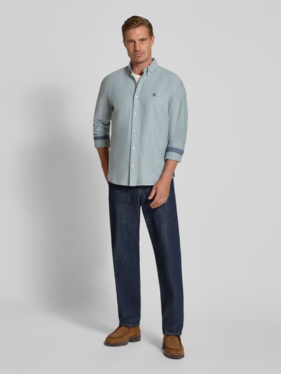Męski model nosi Regular Fit Freizeithemd aus reiner Baumwolle von MCNEAL, jasnoniebieska koszula casualowa z wyhaftowanym logo, Kołnierzyk typu button down, Z długim rękawem, Długość tyłu w rozmiarze M: 76 cm, Szerokość w rozmiarze M: 45 cm, Długość rękawów w rozmiarze M: 66 cm, widok całej sylwetki z przodu