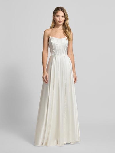 Modelka nosi Regular Fit Brautkleid aus Satin od Luxuar, satyna, krój regular fit, taliowany, rozporek, z odkrytymi ramionami, długość tyłu w rozmiarze 36: 136 cm, szerokość klatki piersiowej w rozmiarze 36: 34 cm; kolor ecru, gładka, pełny widok z przodu.