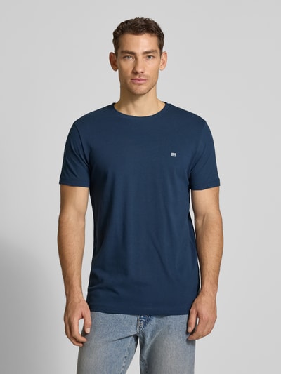 Männermodel trägt T-Shirt aus Baumwolle mit Rundhalsausschnitt von Christian Berg Men, Regular-Fit, Label-Detail, reine Baumwolle, Herren T-Shirt, Rückenlänge bei Größe M 71 cm, Ganzkörperansicht von vorne.