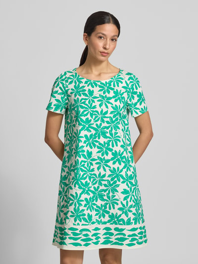 Frauenmodel trägt Relaxed Fit Kleid mit floralem Allover-Print von ROBE LÉGÈRE aus elastischer Baumwoll-Mix, weiß-grün, Rundhalsausschnitt, Kurzärmelig, Rückenlänge 91 cm bei Größe 36, Brustweite 47 cm bei Größe 36, Ärmellänge 23 cm bei Größe 36, Ganzkörperansicht von vorne.