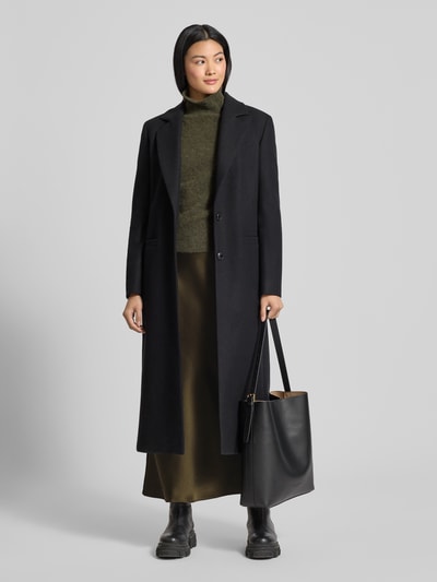 Frauenmodel trägt Maxirock aus Satin mit elastischem Bund Modell 'AGNETA' von Samsøe Samsøe in A-Linie, Olivgrün, Ganzkörperansicht von vorne.