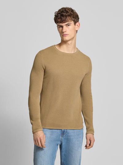 Männermodel trägt Basic Strickpullover mit Rundhalsausschnitt und Rollkanten von Review, Reine Baumwolle, Regular-Fit, Ganzkörperansicht von vorne