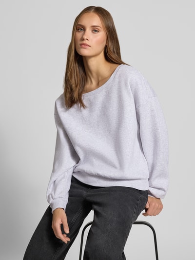 Frauenmodel trägt Loose Fit Sweatshirt aus Baumwoll-Mix Modell 'RHINA' von ONLY in hellem Grau, samtige Struktur, Damen Sweatshirt, Nahaufnahme Oberkörper.