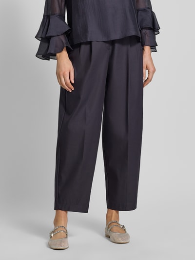 Frauenmodel trägt Stoffhose mit Biesen und Eingrifftaschen von Comma, dunkel, Baumwoll-Mix mit Stretch-Anteil, Nahaufnahme Unterkörper.