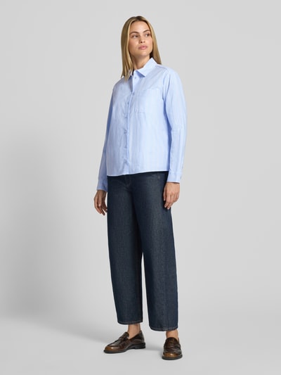 Frauenmodel trägt Regular Fit Hemdbluse aus reiner Baumwolle von Christian Berg Woman, hellblau gestreift, langärmlig, Ganzkörperansicht von vorne.