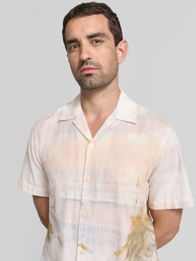Männermodel trägt Regular Fit Freizeithemd aus reiner Baumwolle Modell 'SLHREGKELSO' von Selected Homme in sanften Pastelltönen, Nahaufnahme Oberkörper. Herren Freizeithemd von Selected Homme.