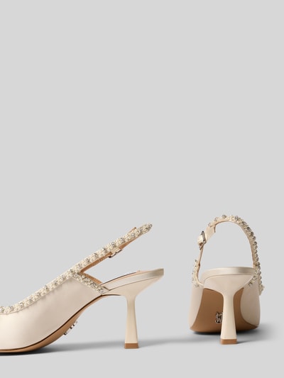 Produktfoto, Pumps mit Zierschleife Modell 'Florissa' von Steve Madden aus cremefarbenem Satin mit Perlen- und Ziersteinbesatz, Pfennigabsatz, dünner Riemen mit Dornschließe, Absatzhöhe 9 cm, elegante spitz zulaufende Form.