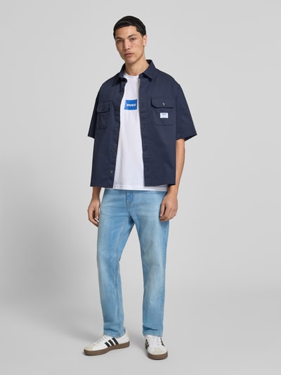 Mężczyznamodel nosi Straight Fit Jeans aus Baumwolle od HUGO Blue, jasnoniebieskie, unikatowa faktura, 5 kieszeni, logo, widok z przodu, zdjęcie całej sylwetki.