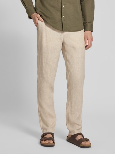 Männermodel trägt Leinenhose mit Eingrifftaschen Modell 'Pandrup' von Casual Friday in Beige, Regular Fit, Nahaufnahme Unterkörper.
