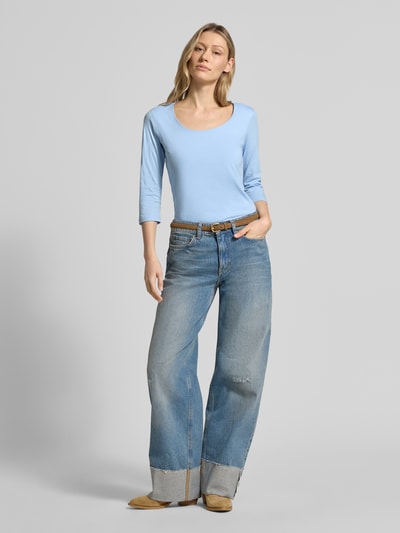 Frauenmodel trägt T-Shirt mit 3/4-Arm Modell 'Pylle' von Soyaconcept in Hellblau, Slim Fit, Baumwoll-Mix, Rundhalsausschnitt, Ganzkörperansicht von vorne.