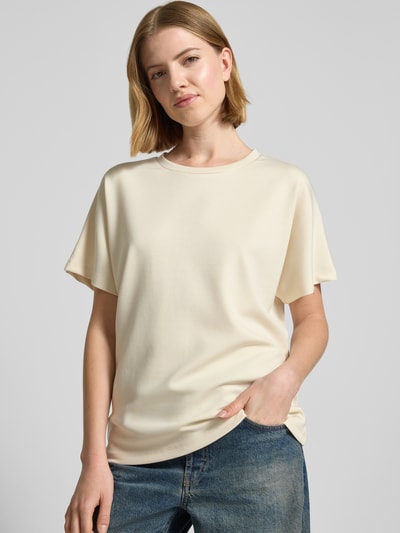 Modelka kobieca nosi damski t-shirt T-Shirt mit Rundhalsausschnitt Modell 'BANU' od Soyaconcept, mieszanka materiałów z domieszką modalu, krój relaxed fit, okrągły dekolt, jasny kolor, gładka tekstura, widok całej sylwetki z przodu.