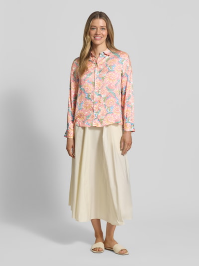 Modelka nosi Regular Fit Bluse aus Viskose im Allover-Look von Rich & Royal, wzór na całej powierzchni, krój regular fit, kołnierzyk koszulowy, listwa guzikowa, wiskoza, długość tyłu w rozmiarze 36: 64 cm, długość rękawów w rozmiarze 36: 49 cm, widok całej sylwetki z przodu.