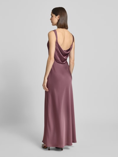 Modelka kobieta ma na sobie Slim Fit Abendkleid aus Satin od Laona, satynowy materiał, bez rękawów, suwak, widok całej sylwetki z tyłu.