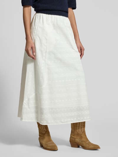 Frauenmodel trägt Maxirock mit Stitchings und elastischem Bund von Lanius aus Reine Baumwolle, A-Linie, seitliche Nahaufnahme.
