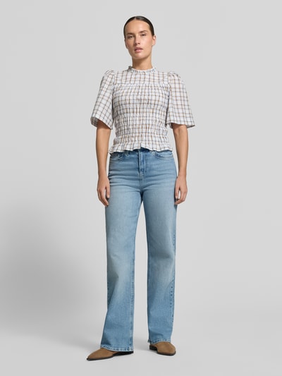 Frauenmodel trägt Relaxed Fit Jeans aus Baumwoll-Mix Modell 'FEYA' von Cars Jeans, hellblaue Farbe, 5-Pocket-Design, Ganzkörperansicht von vorne. Baumwoll-Elasthan-Mix, Knopf- und Reißverschluss, Bundweite 43 cm, Innenbeinlänge 81 cm.