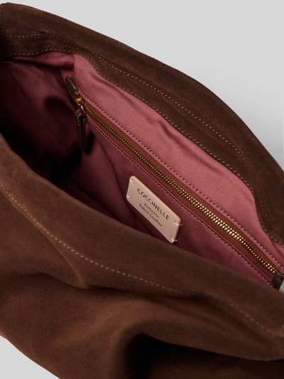 Produktfoto, Innenansicht der Handtasche aus echtem Leder Modell 'Lidia' von Coccinelle, braunes Leder, rosafarbenes Futter, goldfarbener Reißverschluss.