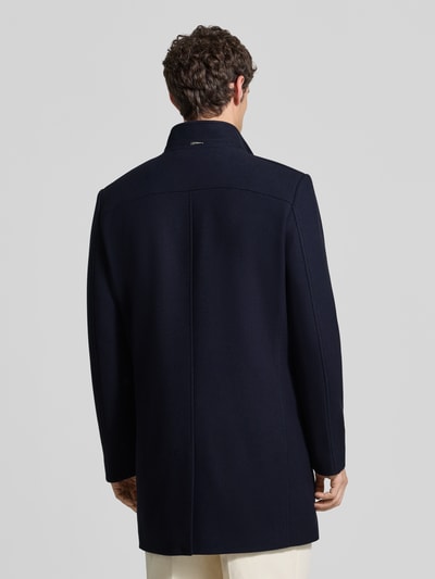 Männermodel trägt Regular Fit lange jas met opstaande kraag, steekzakken en borstzak, donkerblauw, Regular Fit Mantel mit Knopf- und Reißverschluss van ROY ROBSON, context: heren lange jas, ruglengte bij maat 50: 91 cm, schouderbreedte bij maat 50: 47 cm, borstwijdte bij maat 50: 55 cm, mouwlengte bij maat 50: 69 cm, ganzlichaamsaanzicht achterkant.