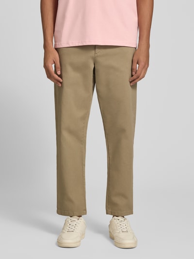Mannenmodel draagt Straight Fit broek uit katoenmix van REVIEW in beige met steekzakken en achterzakken, knoop- en ritssluiting, bandwijdte maat M 42 cm, binnenbeenlengte maat M 69 cm, full body vooraanzicht.