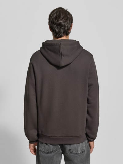 Männermodel draagt Hoodie met Label-Print model 'Brady' van Les Deux, katoen, regular fit, rugaanzicht, herenmode.