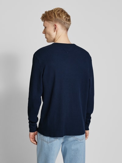 Tommy Jeans Bluzka o kroju regular fit z długim rękawem i wyhaftowanym logo model ‘HENLEY’ Granatowy 5