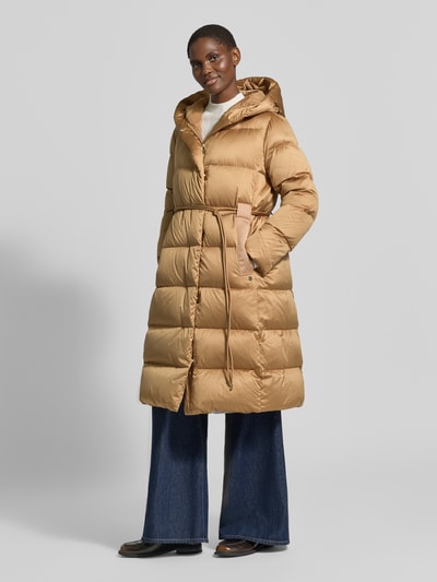 Frauenmodel trägt Regular Fit Steppmantel mit Kapuze von Marc Cain in Beige mit Bindegürtel und Taschen, Ganzkörperansicht von vorne. Damen Steppmantel, verdeckter Reißverschluss, Rückenlänge 107 cm, Schulterbreite 43 cm, Brustweite 58 cm, Ärmellänge 63 cm.