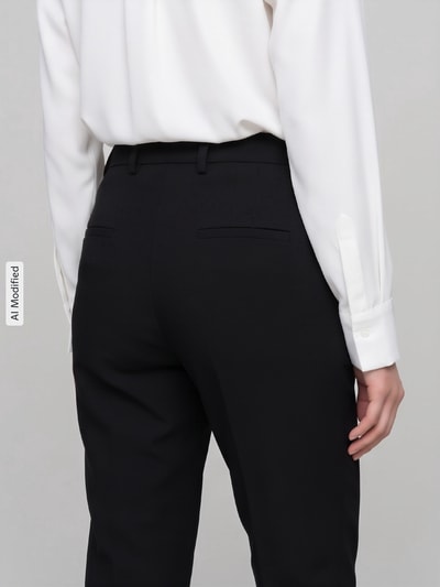 Frauenmodel trägt schwarze Regular Fit Schmale Hose mit Viskose-Baumwoll-Anteil Modell 'KRYSTAL' von CAMBIO, Damen Schmale Hose, Ganzkörperansicht Rückansicht, KI-modifiziertes Bild.