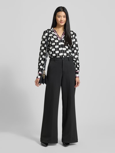 Emily Van den Bergh Blusenshirt mit V-Ausschnitt Black 1