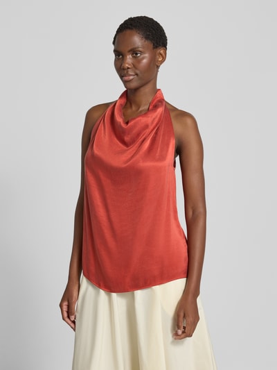 Frauenmodel trägt Blusenshirt aus Viskose-Mix mit Wasserfall-Ausschnitt von Jake*s Collection in Rot, glatte Textur, Ganzkörperansicht von vorne. Damen Blusenshirt, Straight Fit, rückseitiger Schlüsselloch-Ausschnitt, Rückenlänge bei Größe 36: 60 cm.