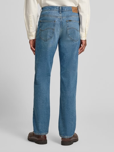 Męski model nosi Straight Fit Jeans im 5-Pocket-Design Modell 'WEST' od Lee, bawełniano-lyocellowa tkanina, błękitny denim, widok całej sylwetki z tyłu, szerokość w rozmiarze 32/32: 44 cm, długość nogawki od wewnątrz: 81 cm