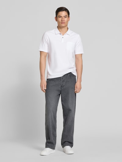 Mannelijk model draagt Regular Fit Poloshirt met borstzak van MAERZ Muenchen in puur katoen, knoopsluiting, ruglengte 71 cm bij maat 50, geheel vooraanzicht.