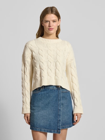Vrouwenmodel draagt Regular Fit gebreide pullover met kabelpatroon model 'ELLY' van Only, effen structuurlook, ronde hals, kort, lange mouw, geribde boorden, knitwear; Ganzkörperansicht van voren.
