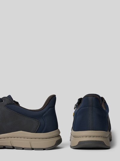 Produktfoto, Sneaker mit Logo-Detail Modell 'Sonic' von bugatti, dunkelblau, Schnürverschluss, Reißverschluss, profilierte Sohle, abgerundete Passform, beigefarbene Sohle, für Herren, Seiten- und Rückansicht, strukturierte Oberfläche, Größe 44: Absatzhöhe 5 cm, Schafthöhe 8 cm, Schaftweite 7 cm.