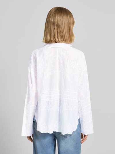 Frauenmodel trägt Regular Fit Hemdbluse mit floralem Allover-Stitching von Christian Berg Woman in Weiß aus reiner Baumwolle, florale Textur, langärmelig, Hemdblusenkragen, Ganzkörperansicht Rückansicht.