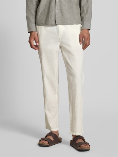 Mannenmodel draagt Hose aus Baumwoll-Leinen-Mix mit elastischem Bund van Blend, regular fit, model 'ABAN', mix van katoen en linnen, bandwijdte maat M 39 cm, binnenbeenlengte maat M 76 cm, lichte kleur, gladde textuur, recht model, voorkant, detailopname onderlichaam